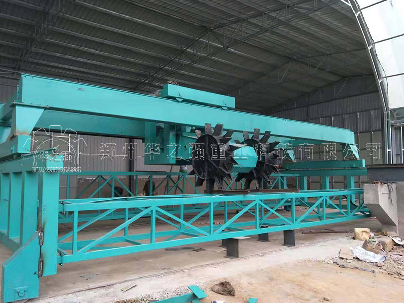 有機肥翻堆機用于農場糞便處理加工